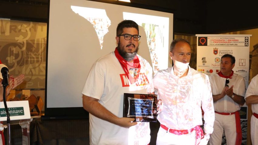 Rodrigo Jiménez ganó el premio del jurado popular, entregado por el gerente del centro comercial Itaroa, Patxi Biurrun.