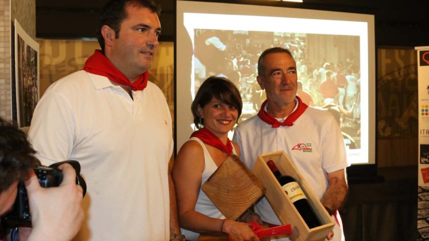 El presidente de la DO Vinos de Navarra, David Palacios; la ganadora del tramo de Mercaderes, Natalia Gómez; y José Luis Díez, de Bodegas Chivite.