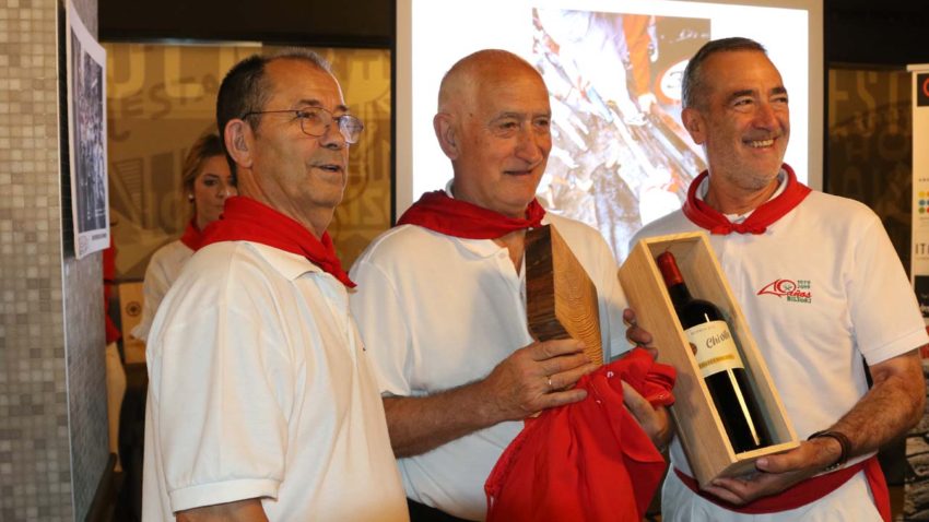 Mariano Morán (centro) recogió el premio a Eneko Morán por el tramo de Telefónica. Entregó el galardón Jesús de Prados, del bar La Olla (izquierda).