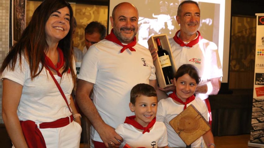 Marta Borruel, de Reyno Gourmet, entregó el premio al ganador de la foto del tramo del Callejón, David González del Campo, acompañado por sus hijos, Rubén y Carolina.