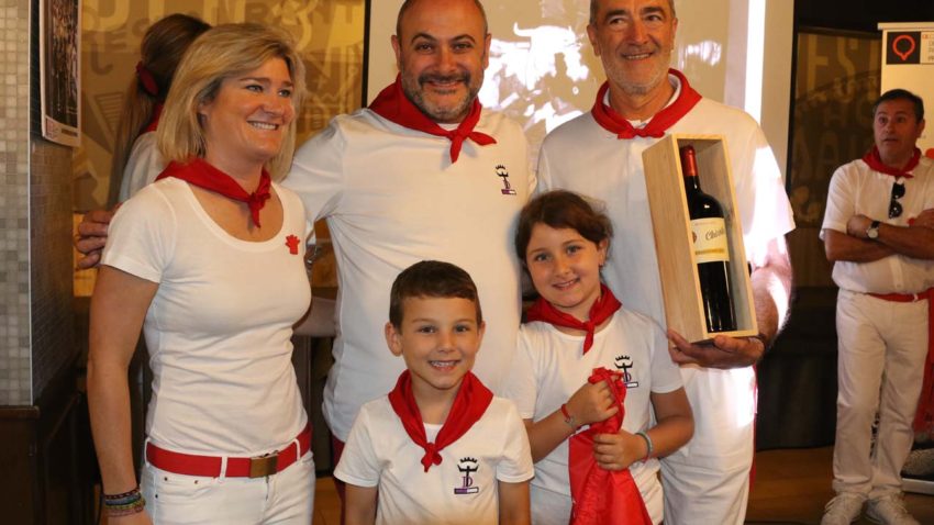 La concejala de Cultura de Pamplona, María García Barberena, entregó el premio al ganador del segundo premio, David González del Campo, que lo recogió acompañado por sus hijos, Rubén y Carolina.