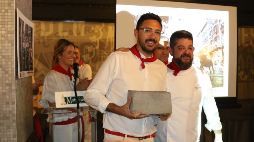 Rubén Albarrán, con el adoquín que le reconoce como ganador del concurso, junto a Ulises Mejía, del restaurante Caravinagre/Ansoleaga 33.